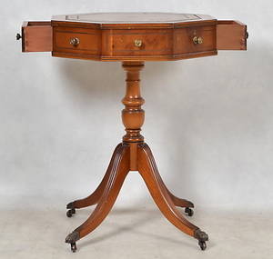 BORD, 8-kantigt, Engelsk stil, 1900-talets andra hälft.