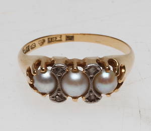 RING MED PÄRLOR, 18k guld, vikt ca 3.7 gr.