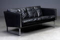 Hans J. Wegner. To-personers sofa, model CH102, sort læder og børstet stål
