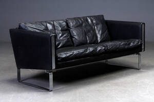 Hans J. Wegner. To-personers sofa, model CH102, sort læder og børstet stål
