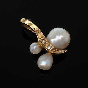 HÄNGE 18k guld med odlade pärlor samt mindre diamanter, svensk import, 1900-talets andra hälft.