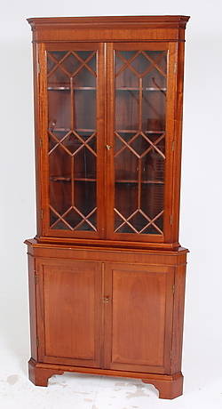 HÖRNVITRINSKÅP, Engelsk stil, 1900-talets mitt.