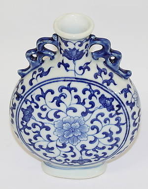 PILGRIMSKRUS, porslin, Kina, märkt med Quianglong sigill, 1900-tal.