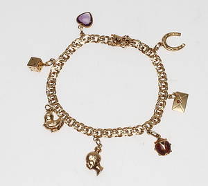 ARMBAND BISMARCK MED BERLOCKER, 18k guld, vikt ca 15,3 gr.