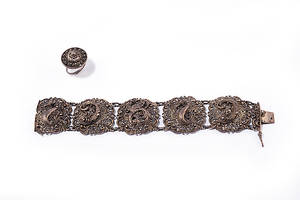 ARMBAND, SILBER 800. Durchbrochene Glieder, aufgesetzter Phönix, Fisch und Seepferdchen. Ring als Zugabe.