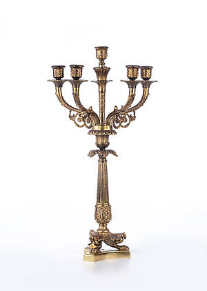 6-FLAMMIGER KERZENLEUCHTER. Bronze, klassizistischer Stil, ehemals elektrifiziert.