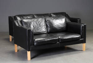 Dansk møbelproducent. Tre- og to-personers sofa, sort læder 2 