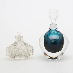 PARFYMFLAKONGER, 2 st, glas, varav 1 st Vicke Lindstrand Kosta, signerad.