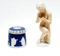 FIGURIN samt LOCKASK, porslin, Tunstall England samt Wallendorf, Tyskland, 1900-tal.