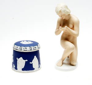 FIGURIN samt LOCKASK, porslin, Tunstall England samt Wallendorf, Tyskland, 1900-tal.