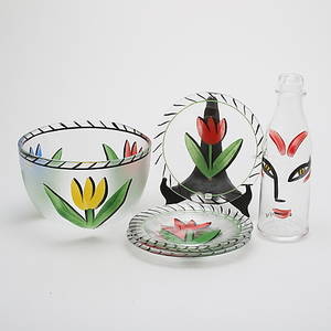 ULRICA HYDMAN-VALLIEN. Skål, flaska, fat, 6 delar, glas, Kosta Boda, signerat.