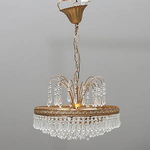 TAKLAMPA behängd med prismor, 1900-tal. Höjd ca 25 cm.