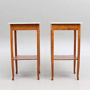 SÄNGBORD, ett par, med marmorskivor, 18001900-tal.