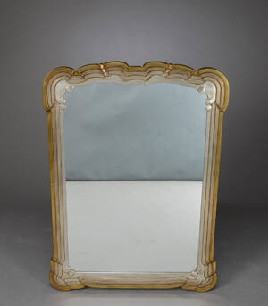 Spejl i ramme af forgyldt og forsølvet træ. 