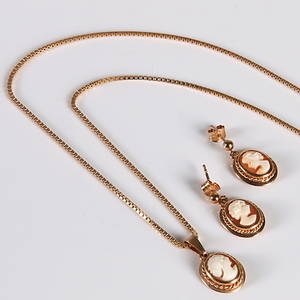 HALSKEDJA, med hänge samt örhängen, 18k guld, med camé, 1900-tal.