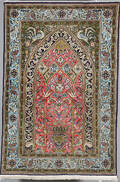 Orientalisk handknuten matta med silkesinslag. 160 x 107 cm.