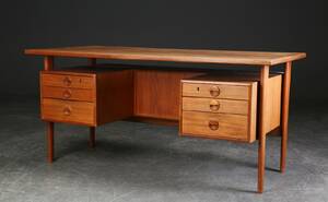 Skrivebord af teaktræ, dansk møbelproducent