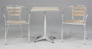Cafésæt af aluminium og teak. Kvadratisk bord samt to armstole 3