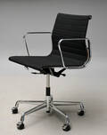 Charles Eames. Kontorstol, model EA-117 i sort hopsak