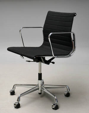 Charles Eames. Kontorstol, model EA-117 i sort hopsak