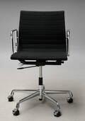 Charles Eames. Kontorstol, model EA-117 i sort hopsak 