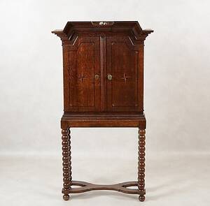 SKÅP PÅ BENSGTÄLLNING, barockstil, 1900-tal.