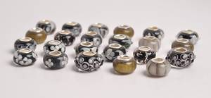 Charlotte Borgen, 23 charmsbeads af sterling sølv med glasdekoration