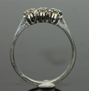 Ring, 18K vittguld med 3 st briljantslipade diamanter, ca 0.30 ct