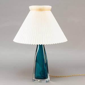 Carl Fagerlund for Orrefors. Bordlampe i blåt glas