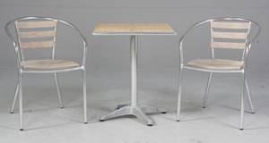 Cafésæt af aluminium og teak. Kvadratisk bord samt to armstole 3