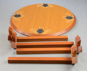 Cirkulært bord af kirsebær.