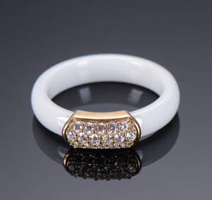 Ring af hvid keramik med 8 kt. Guld