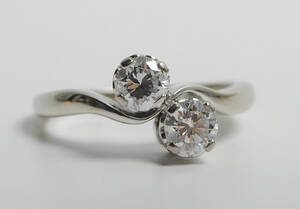 Kgl. Hofjuverler. A. Dragsted, ring med 2 brillanter, ca. 0.50 ct
