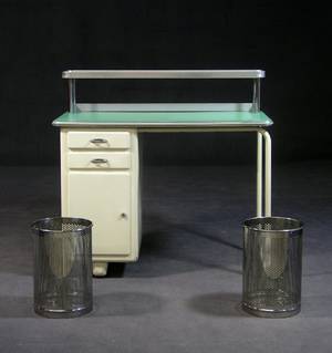 Schreibtisch mit 2 Mülleimern 3