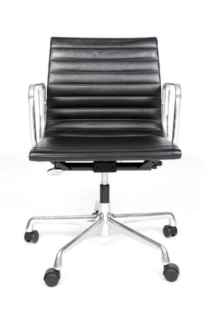 Charles Eames. Kontorstol model EA 117, sort læder 
