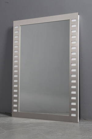 Vibia, spejl med lys, Kant i børstet stål.