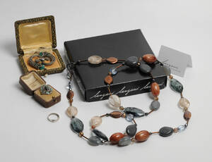 Langani halskæde, en vintagebroche og 2 ringe 4