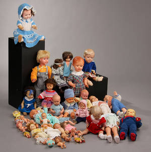 En samling diverse celluloid og plastic dukker. 35