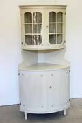 Hörnvitrinskåp
