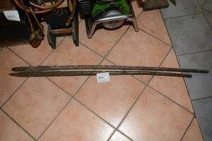 Spett 2 st, aningen krökta, L 120 cm