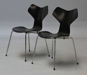 Arne Jacobsen. Par Grand Prix stole af formbøjet, sortlaseret træ2