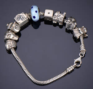 Pandora armbånd med charms