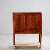 Skåp i gustaviansk stil