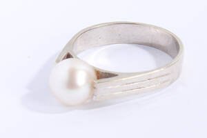 Damenring in 14 kt Weißgold mit 1 Zuchtperle