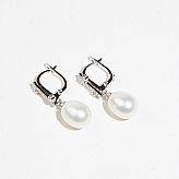 Örhängen i par 18 k vitguld pärlor och briljanter