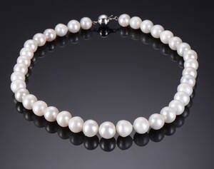 Kuglelås af 14 kt. hvidguld med perlekæde