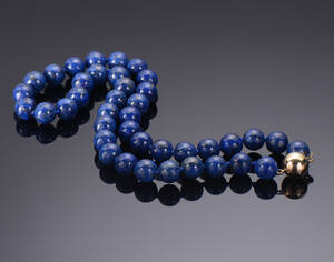 Kuglelås af guld med  lapiz lazul perlekæde