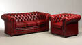 Chesterfield stil. Tre-pers. sofa samt lænestol 2