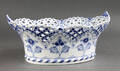 Royal Copenhagen. Musselmalet helblonde jardiniere af porcelæn 