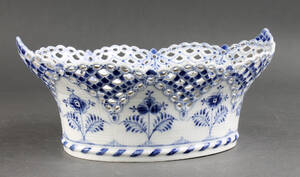 Royal Copenhagen. Musselmalet helblonde jardiniere af porcelæn 